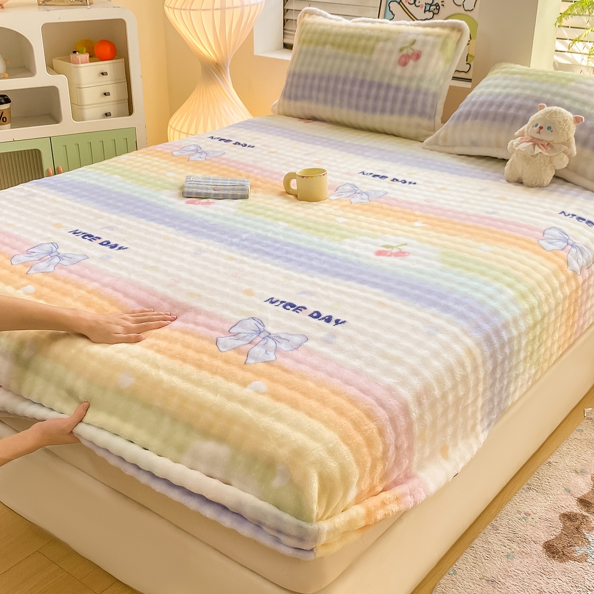 91家纺网 家纺一手货源 找家纺 眠势力 2025新款暖绒泡泡床笠单件冬季保暖床罩牛奶绒床垫保护套 樱桃彩虹【暖绒泡泡床笠】