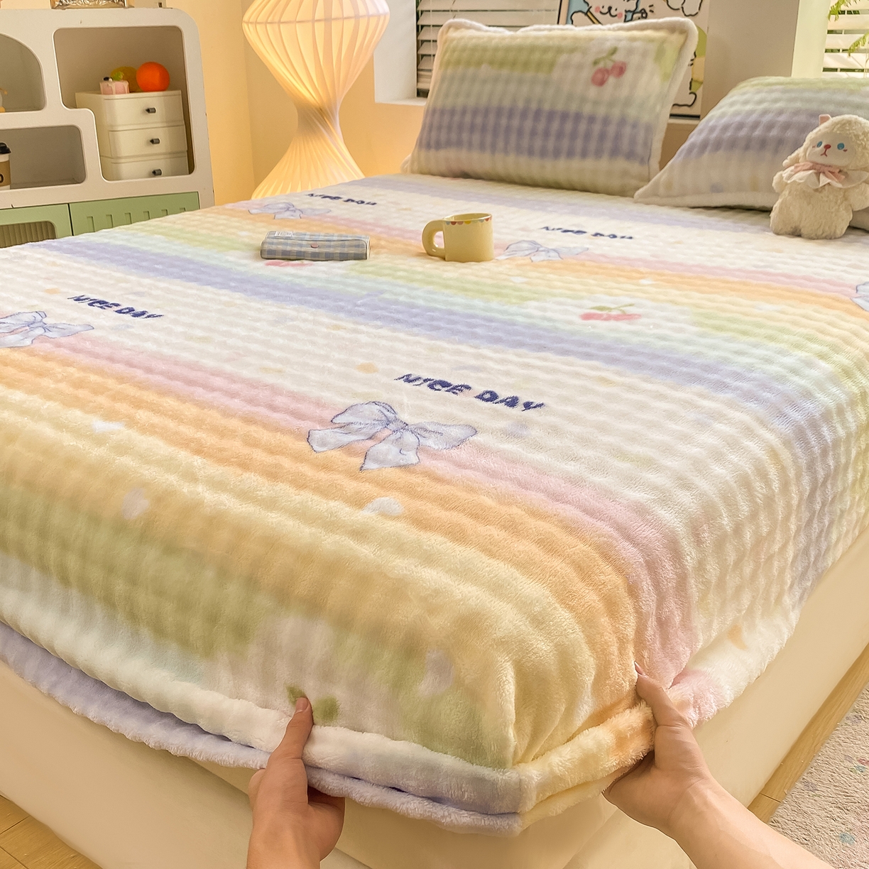91家纺网 家纺一手货源 找家纺 眠势力 2025新款暖绒泡泡床笠单件冬季保暖床罩牛奶绒床垫保护套 樱桃彩虹【暖绒泡泡床笠】