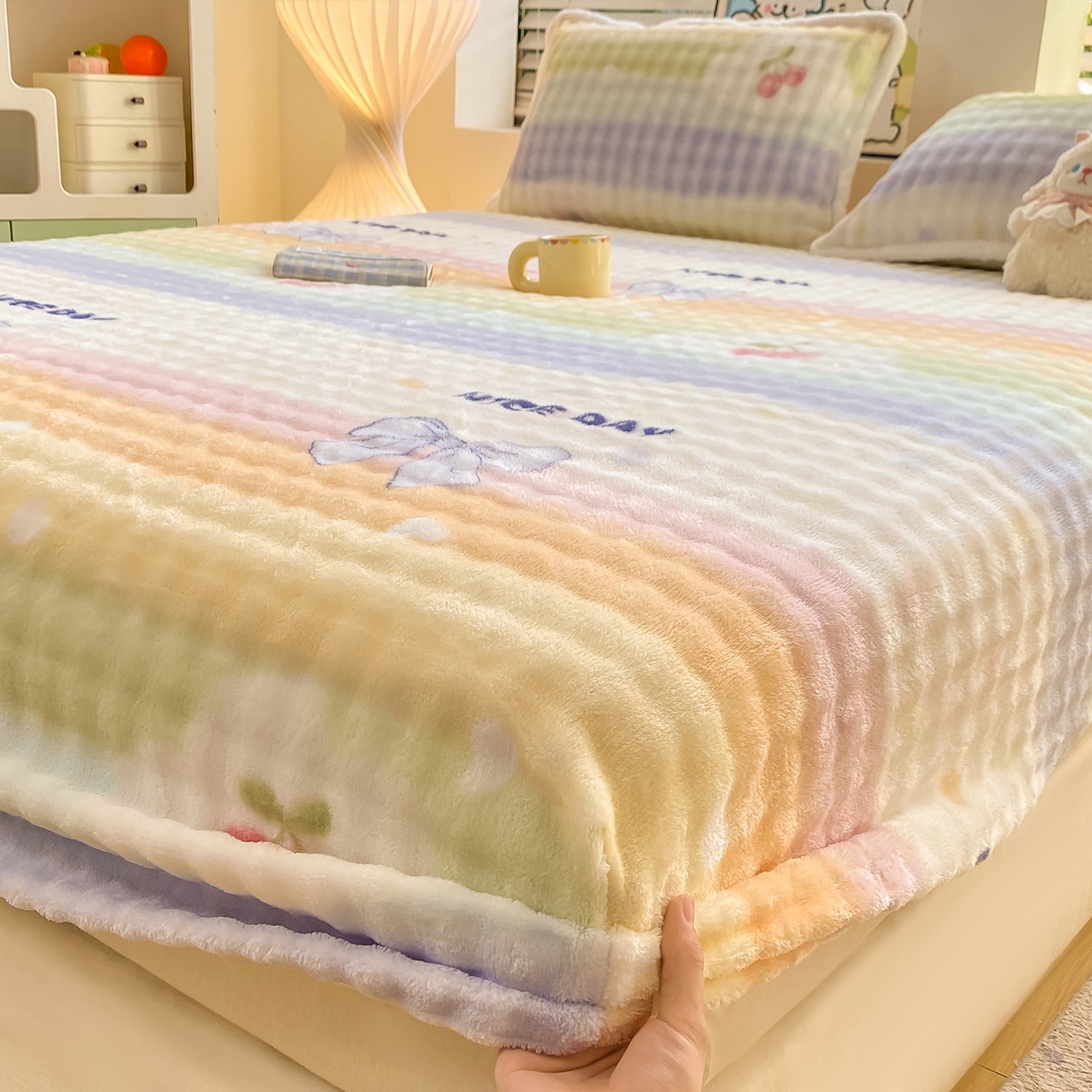 91家纺网 家纺一手货源 找家纺 眠势力 2025新款暖绒泡泡床笠单件冬季保暖床罩牛奶绒床垫保护套 樱桃彩虹【暖绒泡泡床笠】