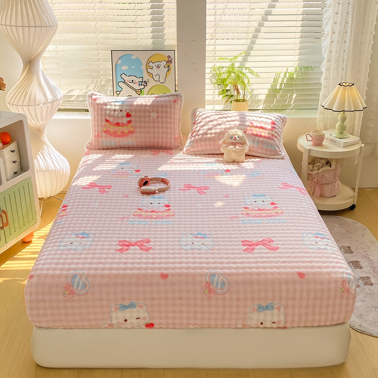 91家纺网 家纺一手货源 找家纺 眠势力 2025新款暖绒泡泡床笠单件冬季保暖床罩牛奶绒床垫保护套 樱桃猫咪【暖绒泡泡床笠】