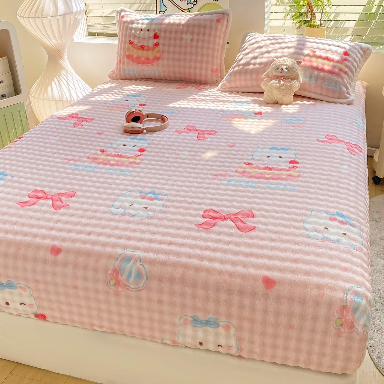 91家纺网 家纺一手货源 找家纺 眠势力 2025新款暖绒泡泡床笠单件冬季保暖床罩牛奶绒床垫保护套 樱桃猫咪【暖绒泡泡床笠】