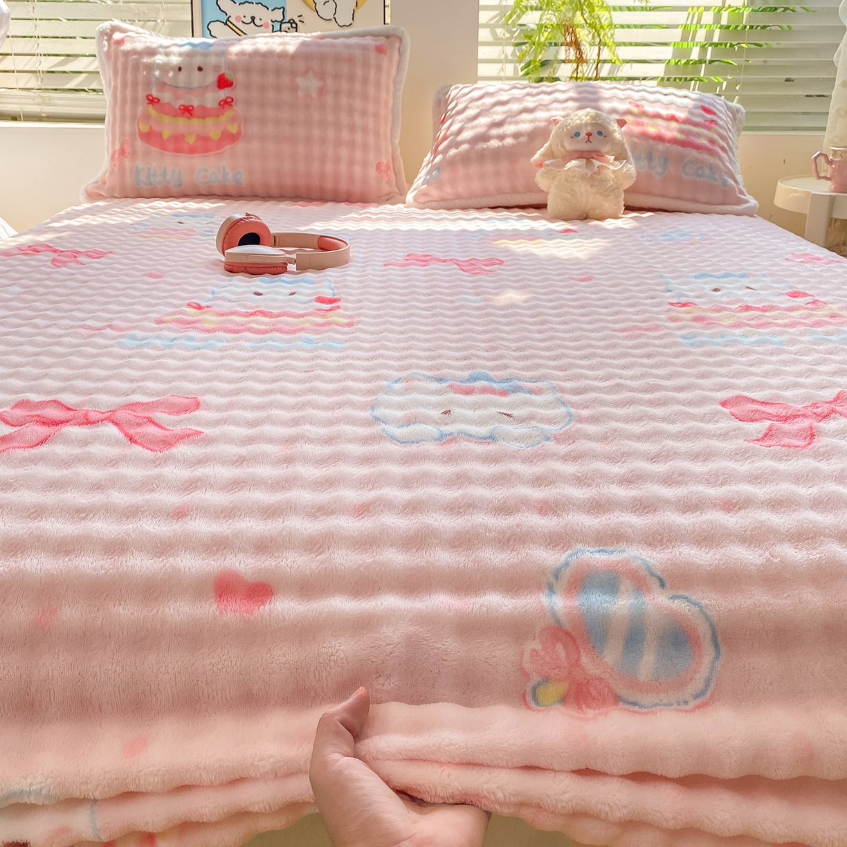 91家纺网 家纺一手货源 找家纺 眠势力 2025新款暖绒泡泡床笠单件冬季保暖床罩牛奶绒床垫保护套 樱桃猫咪【暖绒泡泡床笠】
