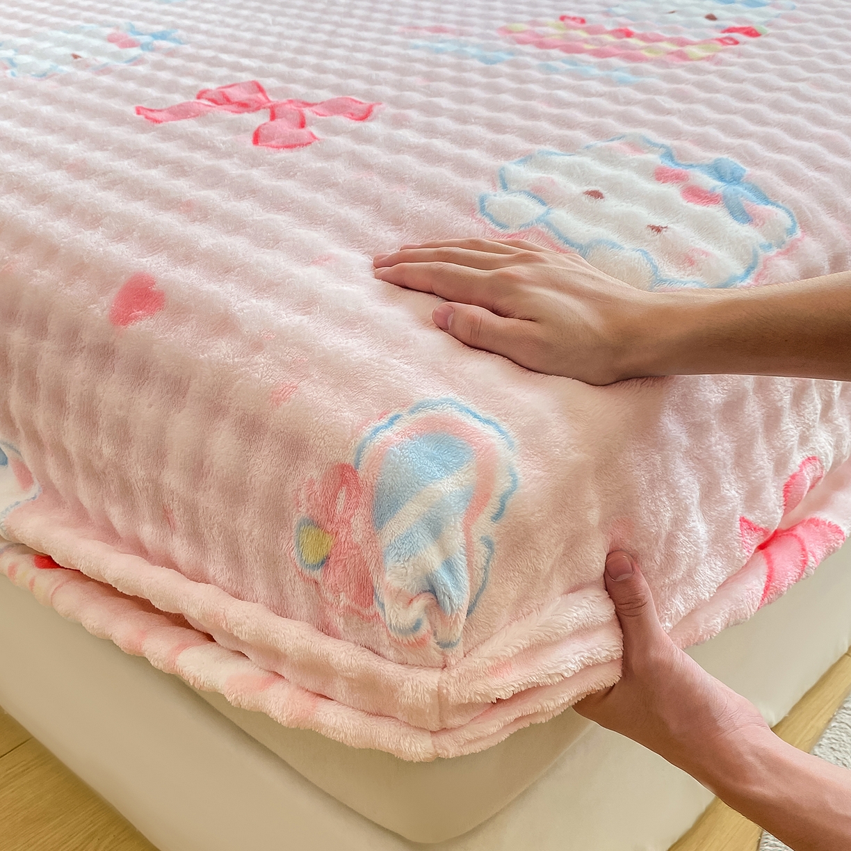 91家纺网 家纺一手货源 找家纺 眠势力 2025新款暖绒泡泡床笠单件冬季保暖床罩牛奶绒床垫保护套 樱桃猫咪【暖绒泡泡床笠】