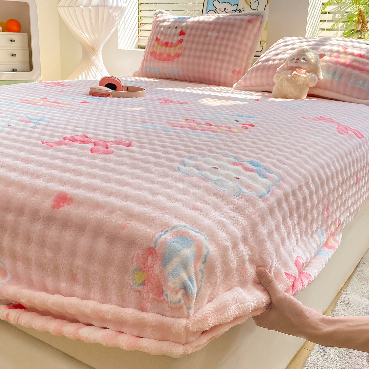 91家纺网 家纺一手货源 找家纺 眠势力 2025新款暖绒泡泡床笠单件冬季保暖床罩牛奶绒床垫保护套 樱桃猫咪【暖绒泡泡床笠】