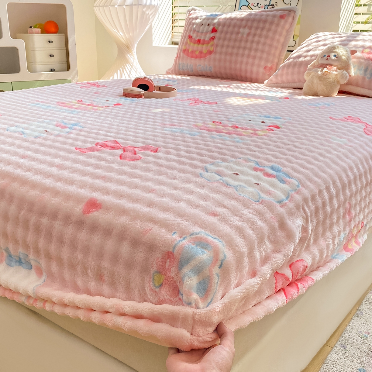 91家纺网 家纺一手货源 找家纺 眠势力 2025新款暖绒泡泡床笠单件冬季保暖床罩牛奶绒床垫保护套 樱桃猫咪【暖绒泡泡床笠】