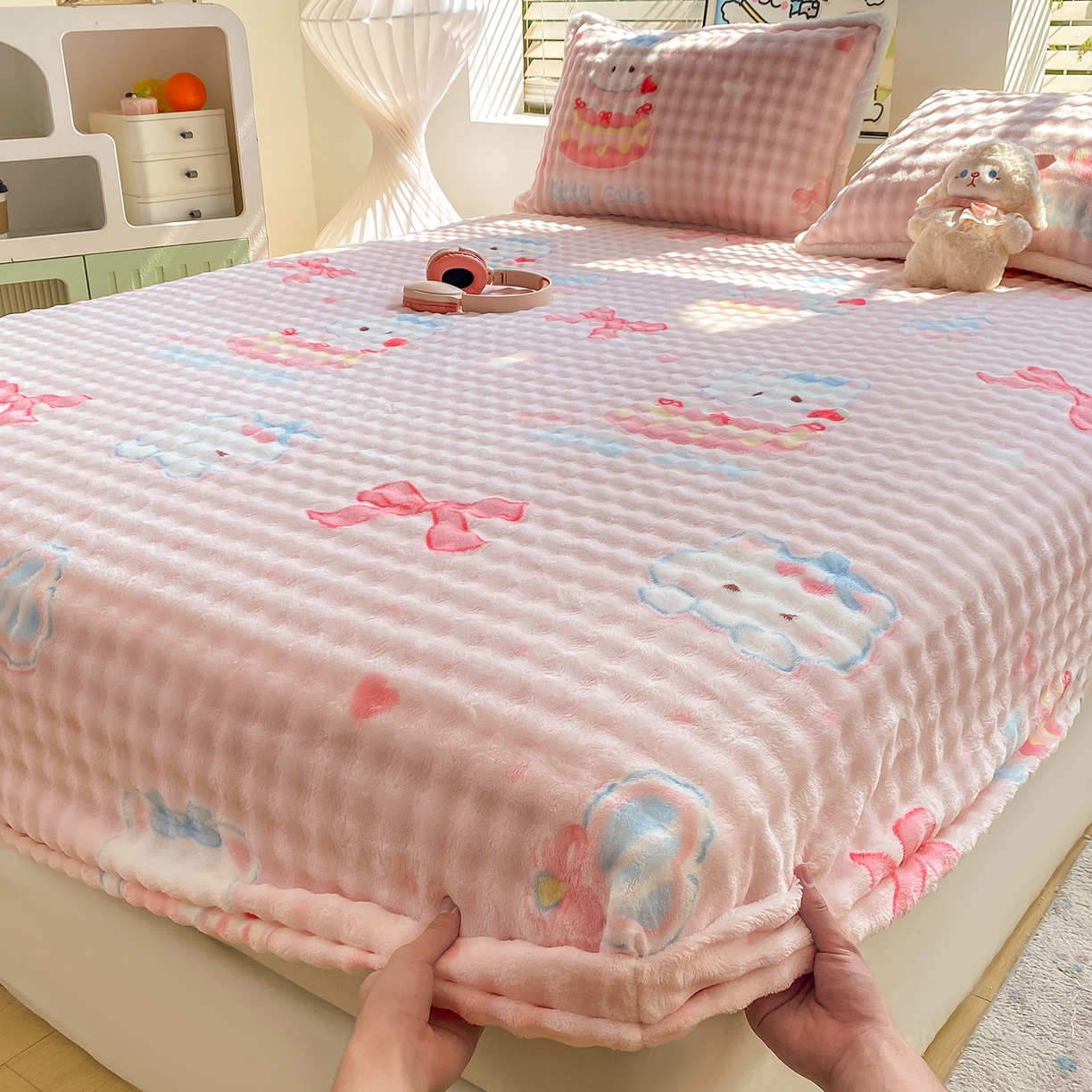 91家纺网 家纺一手货源 找家纺 眠势力 2025新款暖绒泡泡床笠单件冬季保暖床罩牛奶绒床垫保护套 樱桃猫咪【暖绒泡泡床笠】