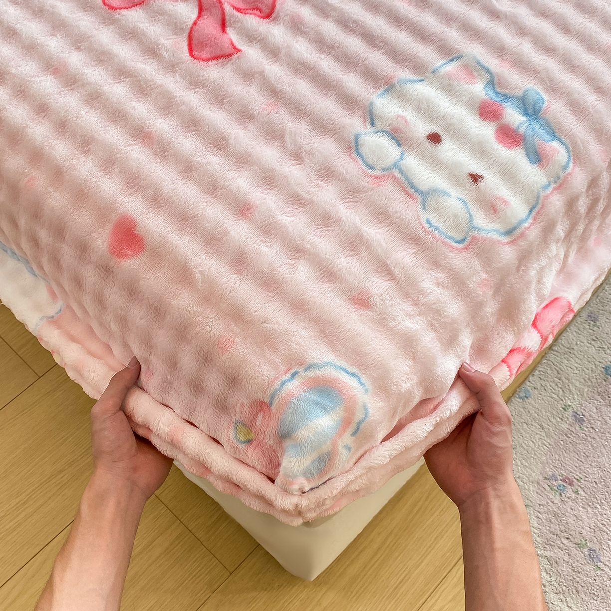 91家纺网 家纺一手货源 找家纺 眠势力 2025新款暖绒泡泡床笠单件冬季保暖床罩牛奶绒床垫保护套 樱桃猫咪【暖绒泡泡床笠】