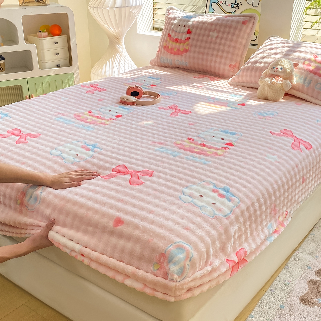 91家纺网 家纺一手货源 找家纺 眠势力 2025新款暖绒泡泡床笠单件冬季保暖床罩牛奶绒床垫保护套 樱桃猫咪【暖绒泡泡床笠】