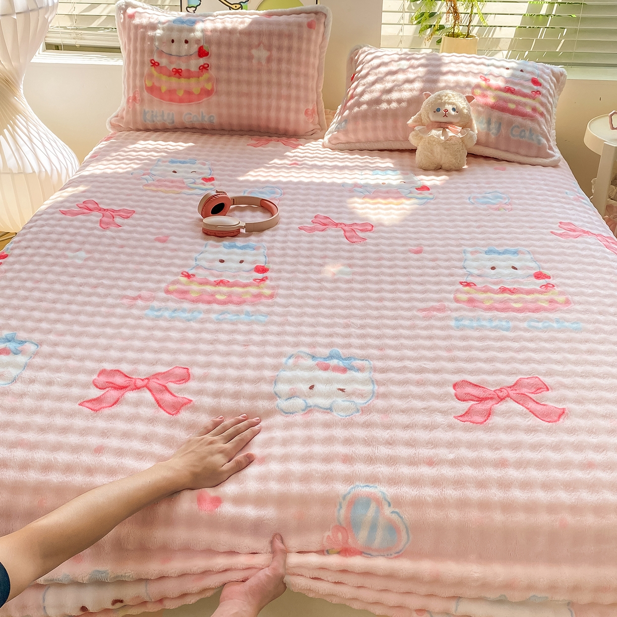 91家纺网 家纺一手货源 找家纺 眠势力 2025新款暖绒泡泡床笠单件冬季保暖床罩牛奶绒床垫保护套 樱桃猫咪【暖绒泡泡床笠】