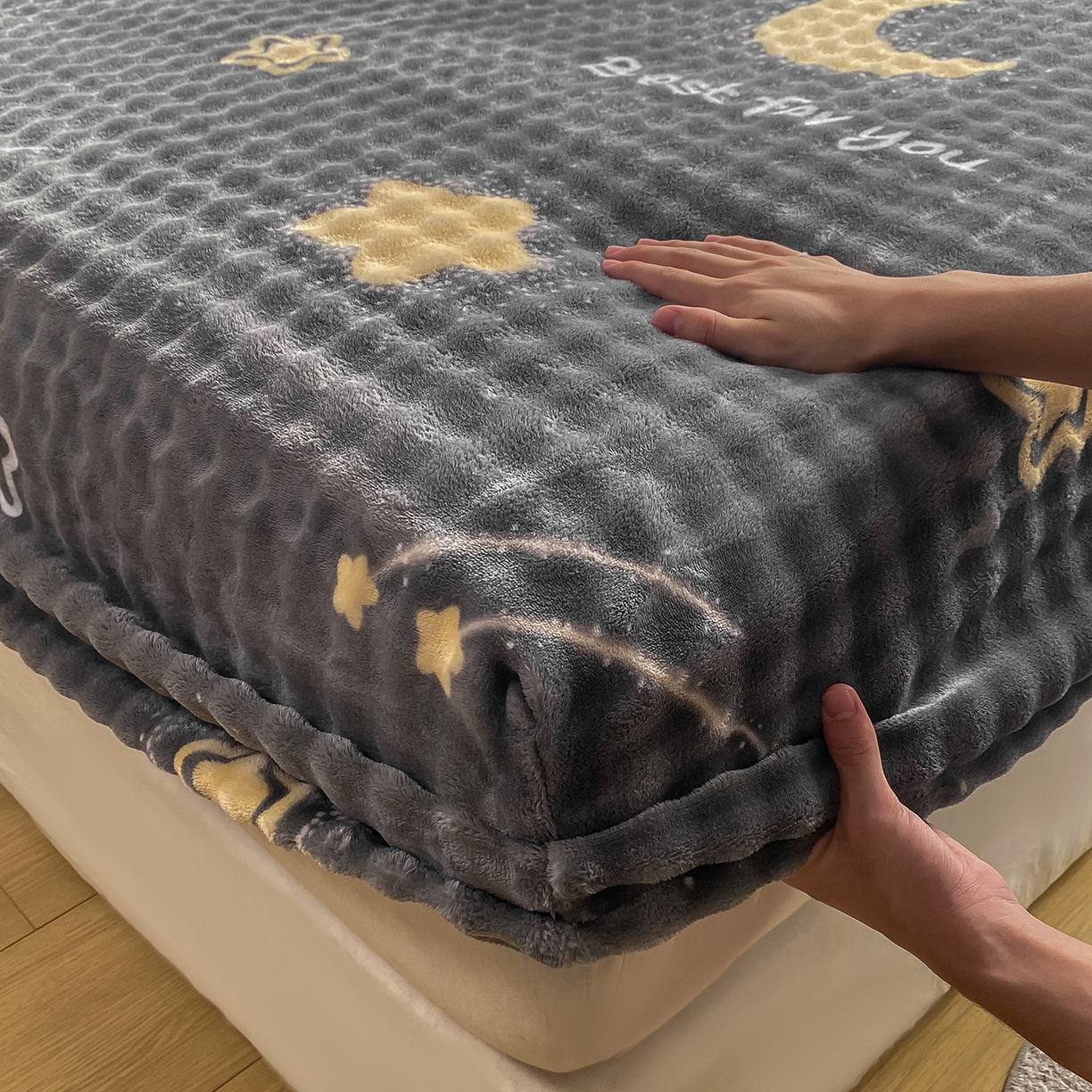 91家纺网 家纺一手货源 找家纺 眠势力 2025新款暖绒泡泡床笠单件冬季保暖床罩牛奶绒床垫保护套 月亮湾【暖绒泡泡床笠】