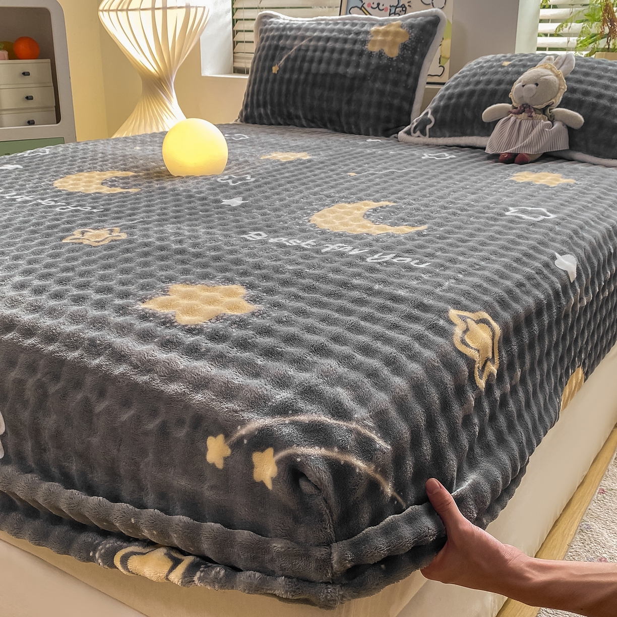 91家纺网 家纺一手货源 找家纺 眠势力 2025新款暖绒泡泡床笠单件冬季保暖床罩牛奶绒床垫保护套 月亮湾【暖绒泡泡床笠】