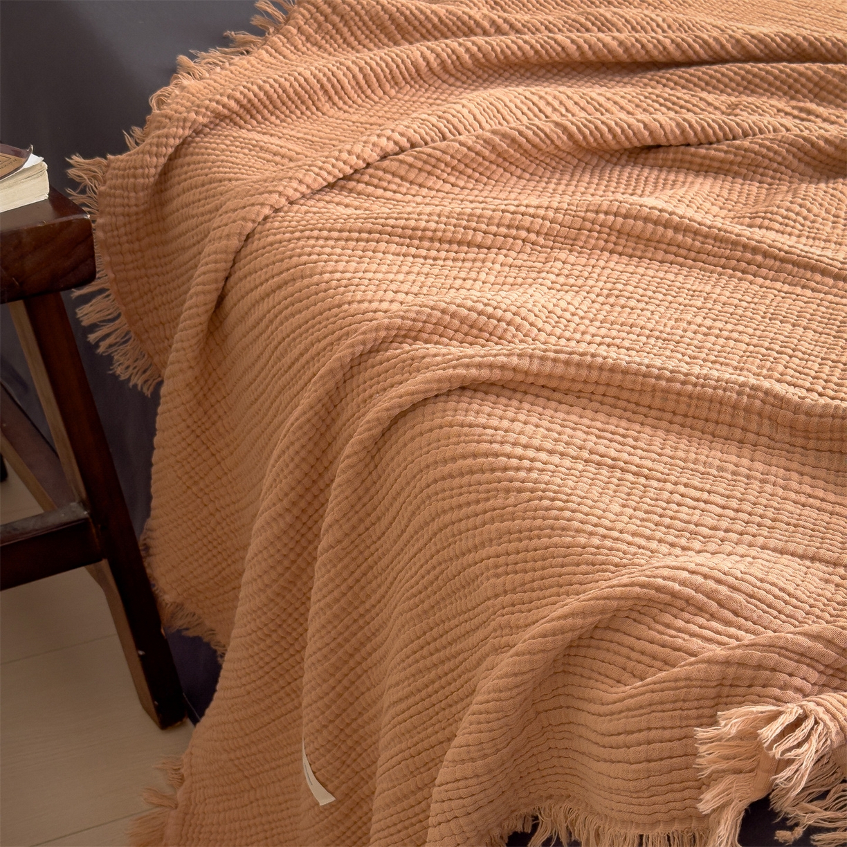 91家纺网 家纺一手货源 找家纺 兄弟坊 2026新款美拉德全棉夏被纱布毯空调毯飞机毯 雅居-焦枣色