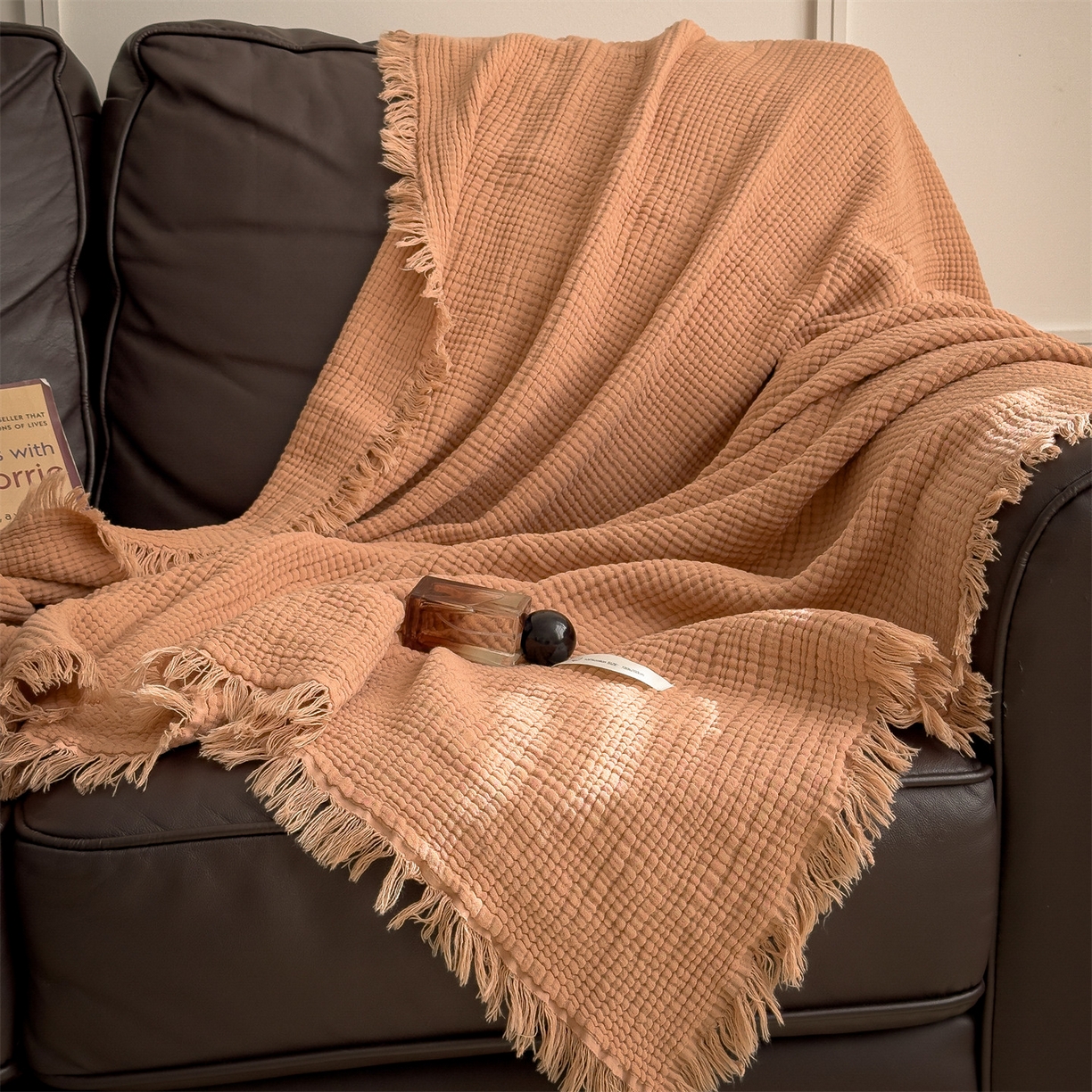 91家纺网 家纺一手货源 找家纺 兄弟坊 2026新款美拉德全棉夏被纱布毯空调毯飞机毯 雅居-焦枣色