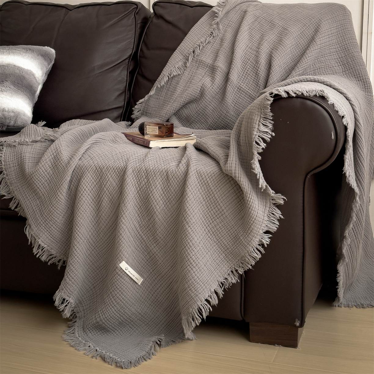 91家纺网 家纺一手货源 找家纺 兄弟坊 2026新款美拉德全棉夏被纱布毯空调毯飞机毯 雅居-雾石灰