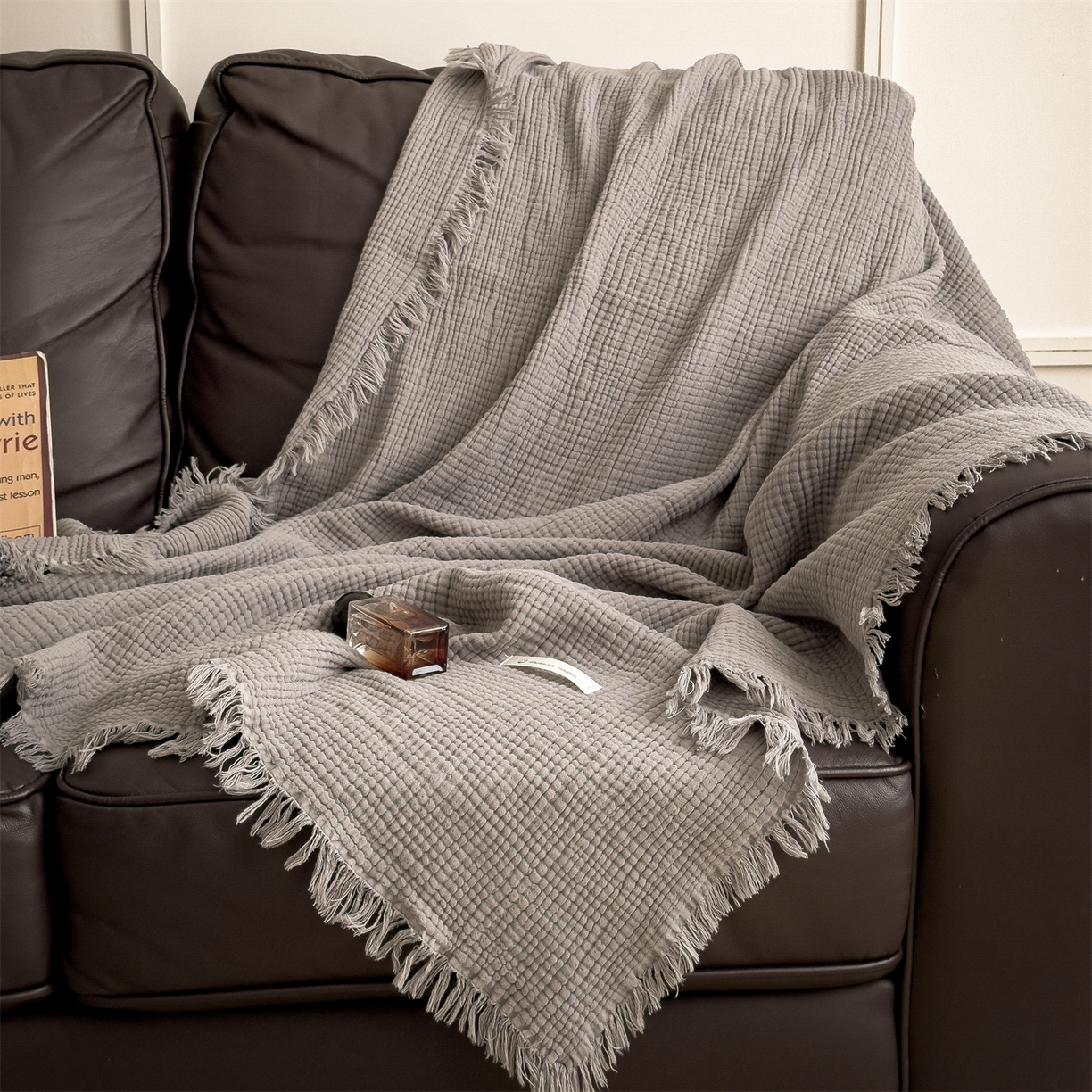 91家纺网 家纺一手货源 找家纺 兄弟坊 2026新款美拉德全棉夏被纱布毯空调毯飞机毯 雅居-雾石灰