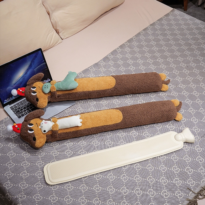 91家纺网 家纺一手货源 找家纺 仟亿莱 2025新款抱娃腊肠狗注水长条热水袋 注水腊肠小熊 60cm