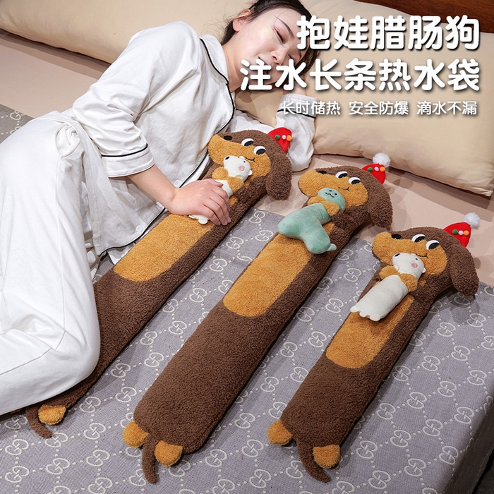 91家纺网 家纺一手货源 找家纺 仟亿莱 2025新款抱娃腊肠狗注水长条热水袋 注水腊肠小熊 60cm