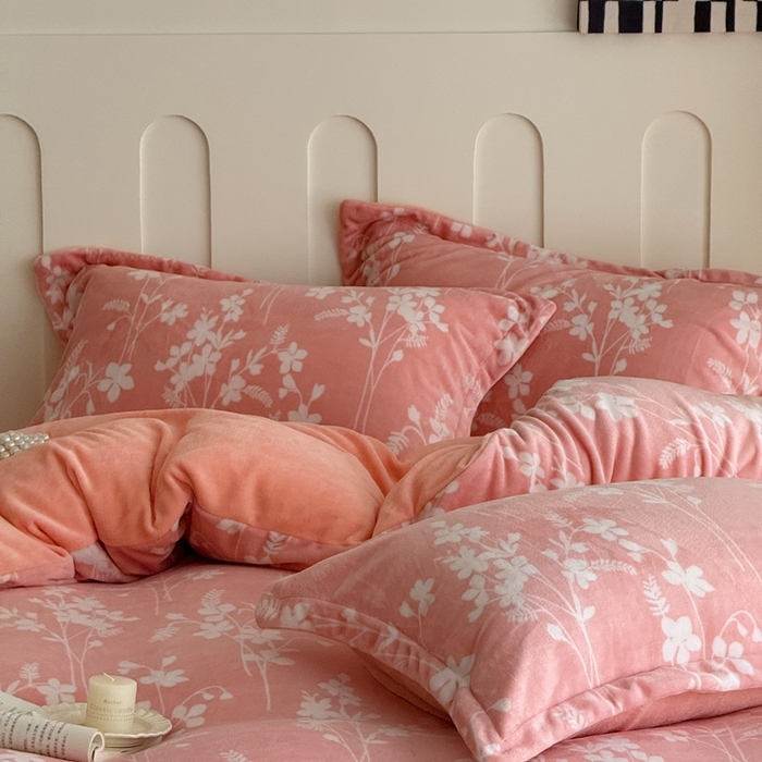 91家纺网 家纺一手货源 找家纺 于果 2025新款牛奶绒印花四件套 繁花里粉