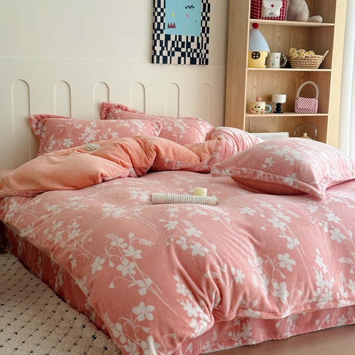 91家纺网 家纺一手货源 找家纺 于果 2025新款牛奶绒印花四件套 繁花里粉