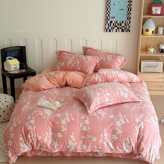 91家纺网 家纺一手货源 找家纺 于果 2025新款牛奶绒印花四件套 繁花里粉