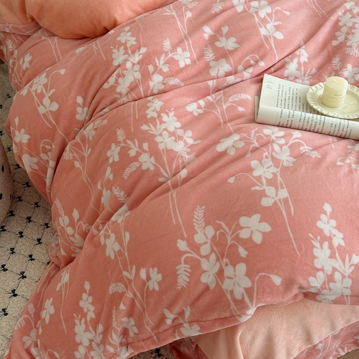 91家纺网 家纺一手货源 找家纺 于果 2025新款牛奶绒印花四件套 繁花里粉