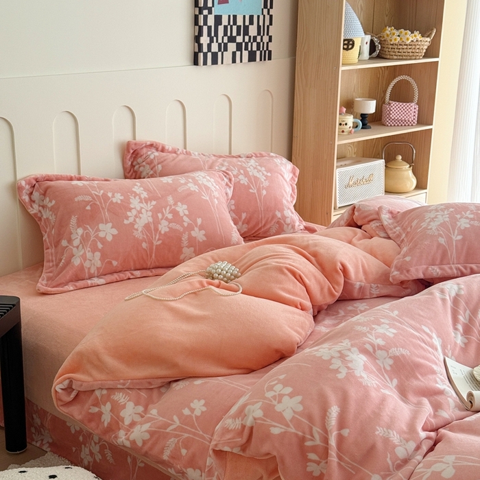 91家纺网 家纺一手货源 找家纺 于果 2025新款牛奶绒印花四件套 繁花里粉