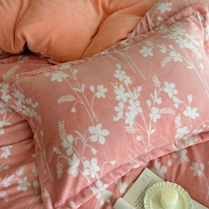 91家纺网 家纺一手货源 找家纺 于果 2025新款牛奶绒印花四件套 繁花里粉