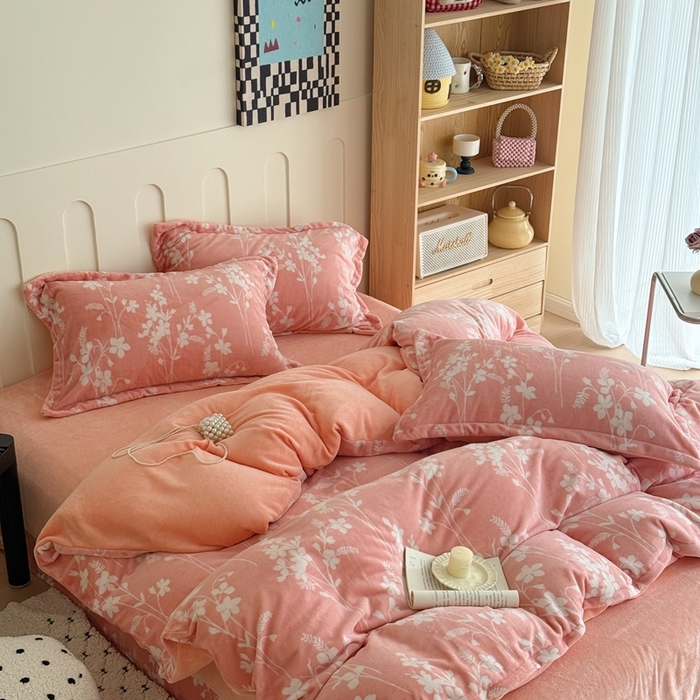 91家纺网 家纺一手货源 找家纺 于果 2025新款牛奶绒印花四件套 繁花里粉