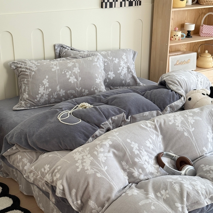 91家纺网 家纺一手货源 找家纺 于果 2025新款牛奶绒印花四件套 繁花里灰