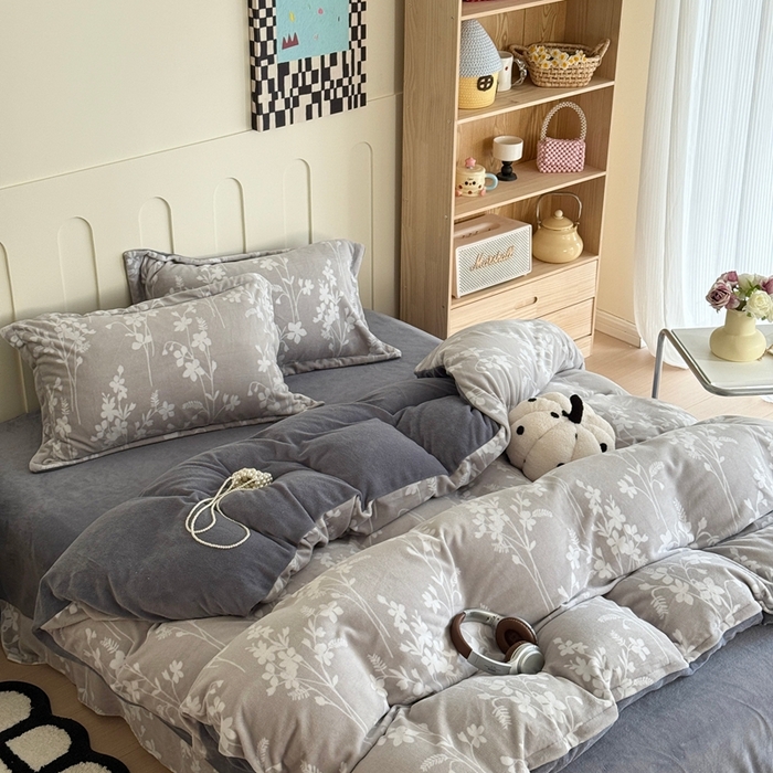 91家纺网 家纺一手货源 找家纺 于果 2025新款牛奶绒印花四件套 繁花里灰