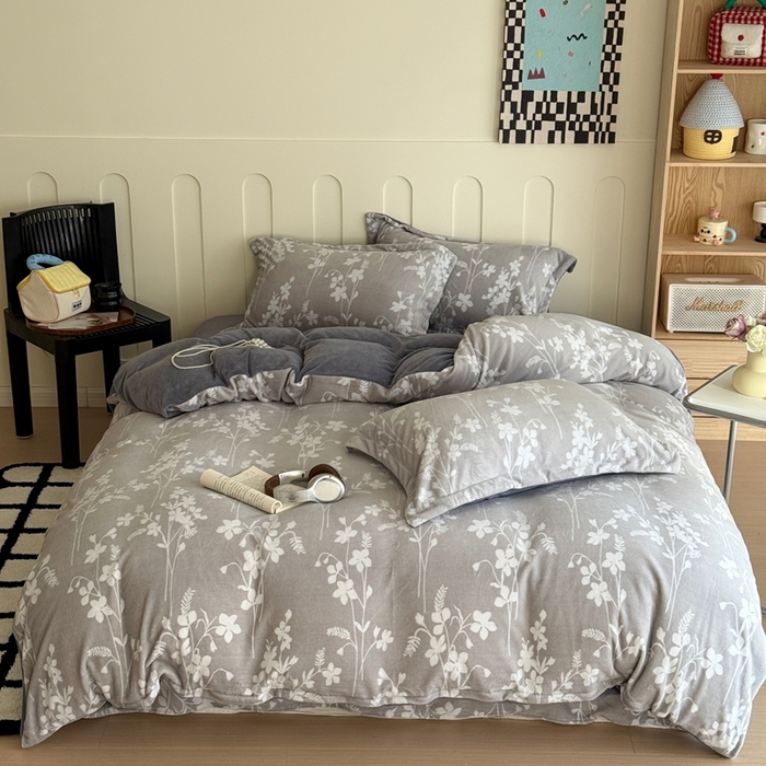 91家纺网 家纺一手货源 找家纺 于果 2025新款牛奶绒印花四件套 繁花里灰