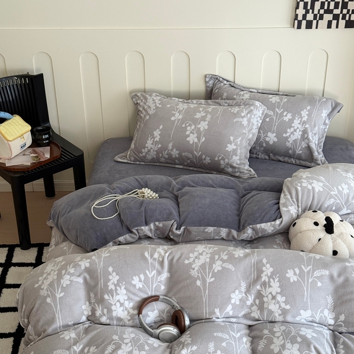 91家纺网 家纺一手货源 找家纺 于果 2025新款牛奶绒印花四件套 繁花里灰