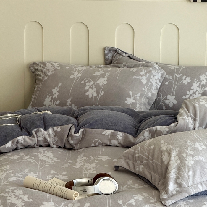 91家纺网 家纺一手货源 找家纺 于果 2025新款牛奶绒印花四件套 繁花里灰