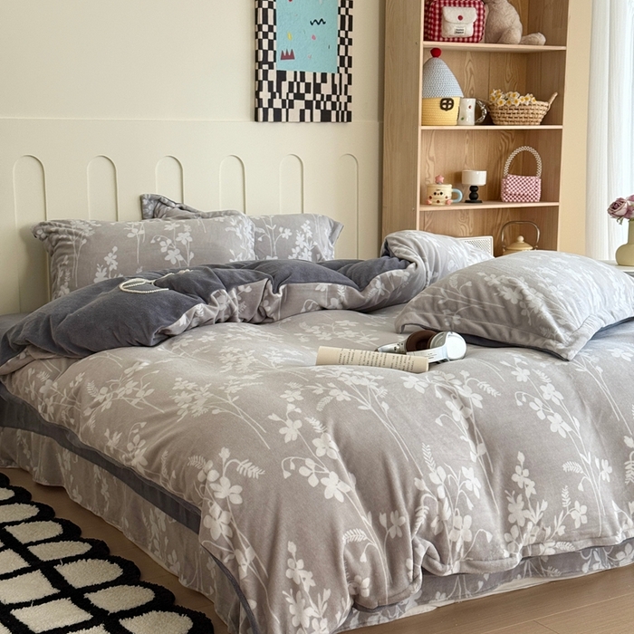 91家纺网 家纺一手货源 找家纺 于果 2025新款牛奶绒印花四件套 繁花里灰