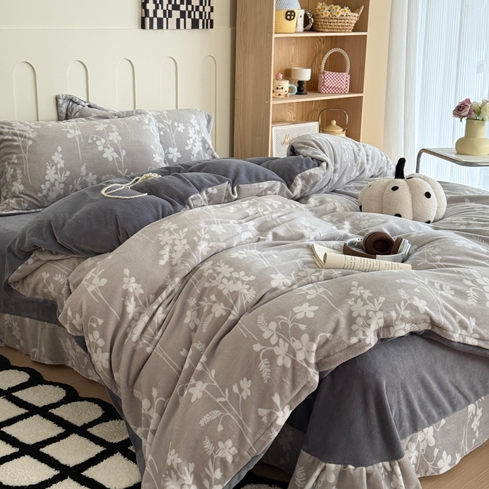 91家纺网 家纺一手货源 找家纺 于果 2025新款牛奶绒印花四件套 繁花里灰