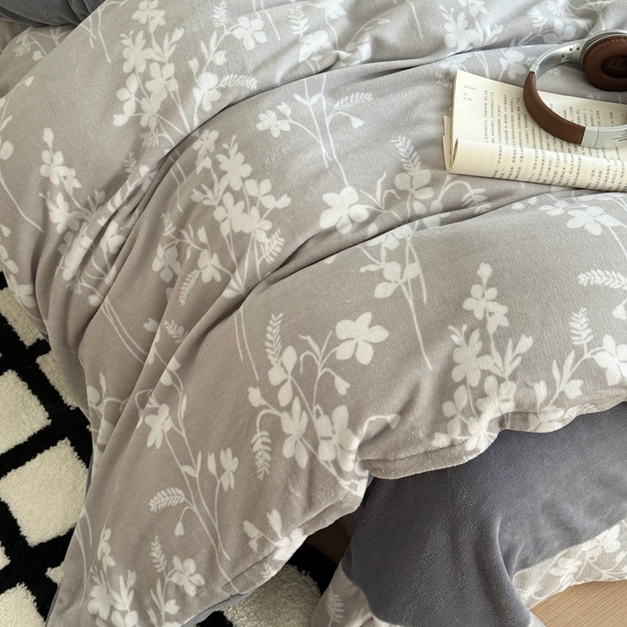 91家纺网 家纺一手货源 找家纺 于果 2025新款牛奶绒印花四件套 繁花里灰