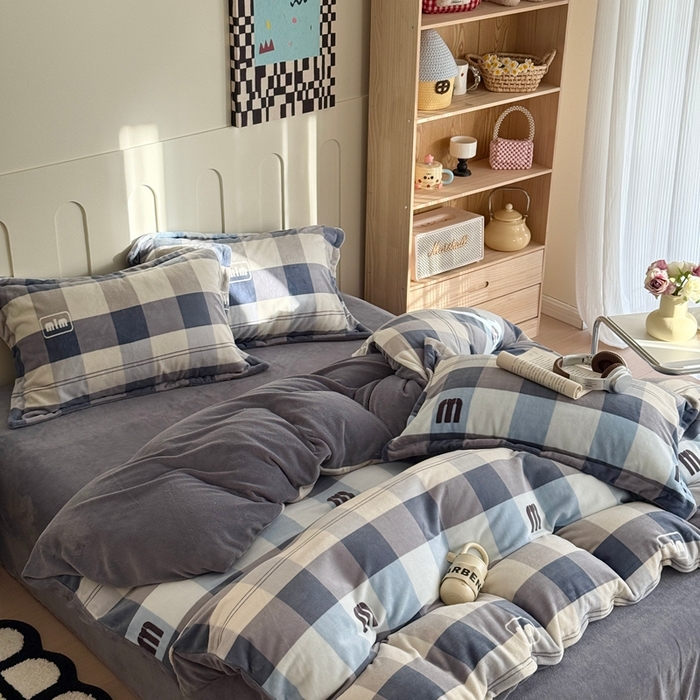 91家纺网 家纺一手货源 找家纺 于果 2025新款牛奶绒印花四件套 经典格