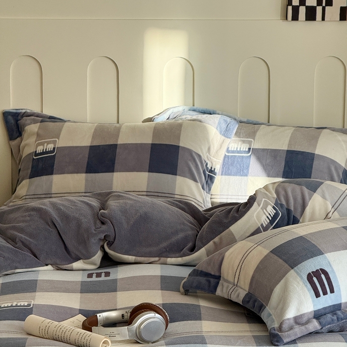 91家纺网 家纺一手货源 找家纺 于果 2025新款牛奶绒印花四件套 经典格