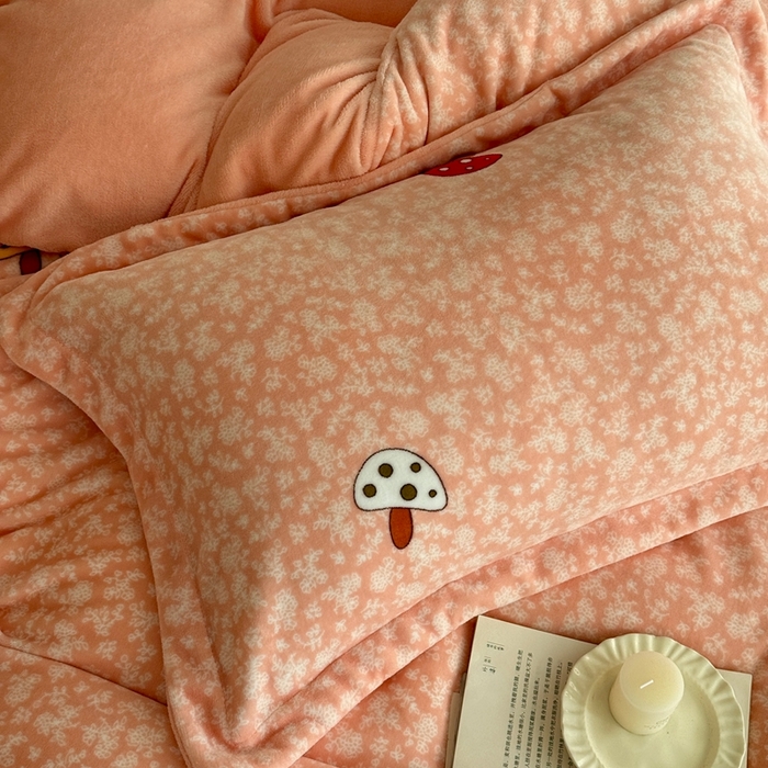 91家纺网 家纺一手货源 找家纺 于果 2025新款牛奶绒印花四件套 蘑菇粉