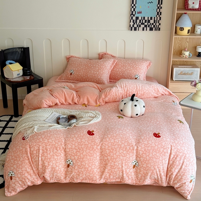 91家纺网 家纺一手货源 找家纺 于果 2025新款牛奶绒印花四件套 蘑菇粉