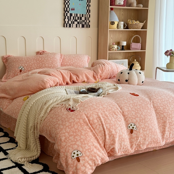 91家纺网 家纺一手货源 找家纺 于果 2025新款牛奶绒印花四件套 蘑菇粉