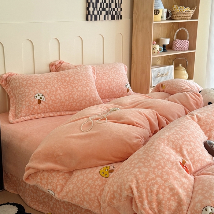 91家纺网 家纺一手货源 找家纺 于果 2025新款牛奶绒印花四件套 蘑菇粉