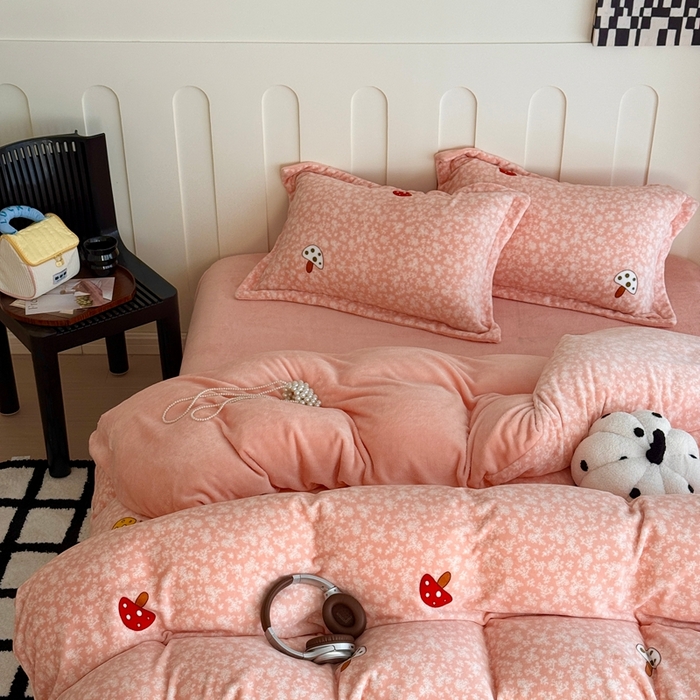 91家纺网 家纺一手货源 找家纺 于果 2025新款牛奶绒印花四件套 蘑菇粉