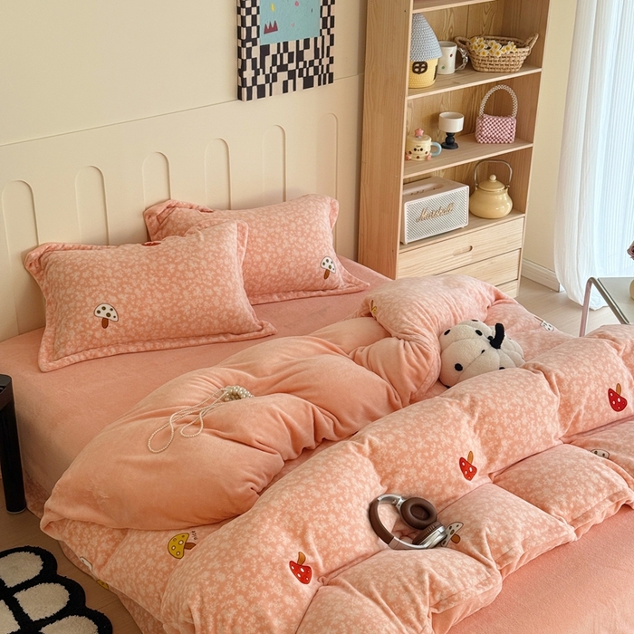 91家纺网 家纺一手货源 找家纺 于果 2025新款牛奶绒印花四件套 蘑菇粉