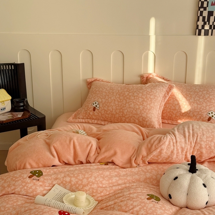 91家纺网 家纺一手货源 找家纺 于果 2025新款牛奶绒印花四件套 蘑菇粉