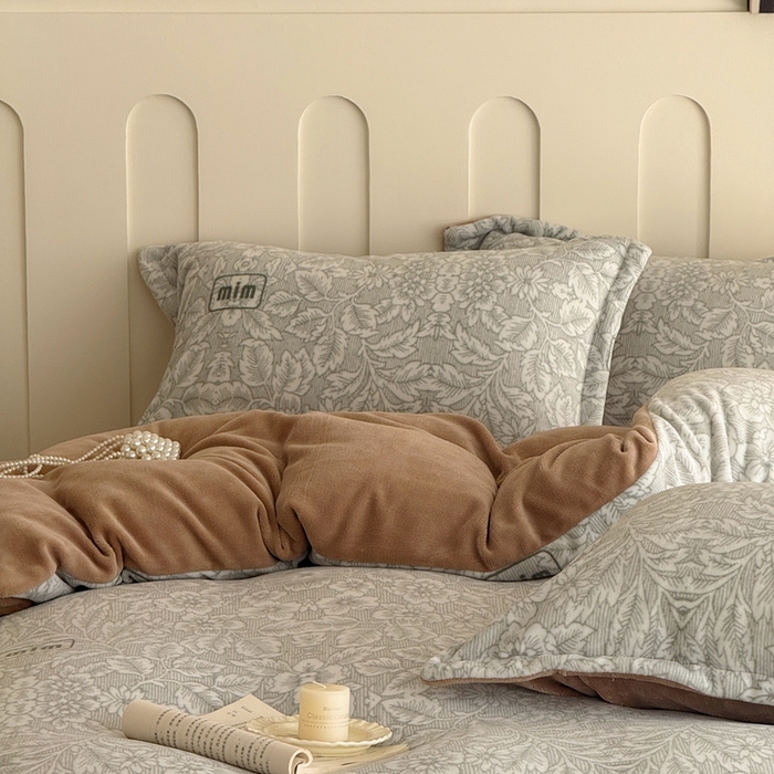 91家纺网 家纺一手货源 找家纺 于果 2025新款牛奶绒印花四件套 轻奢生活