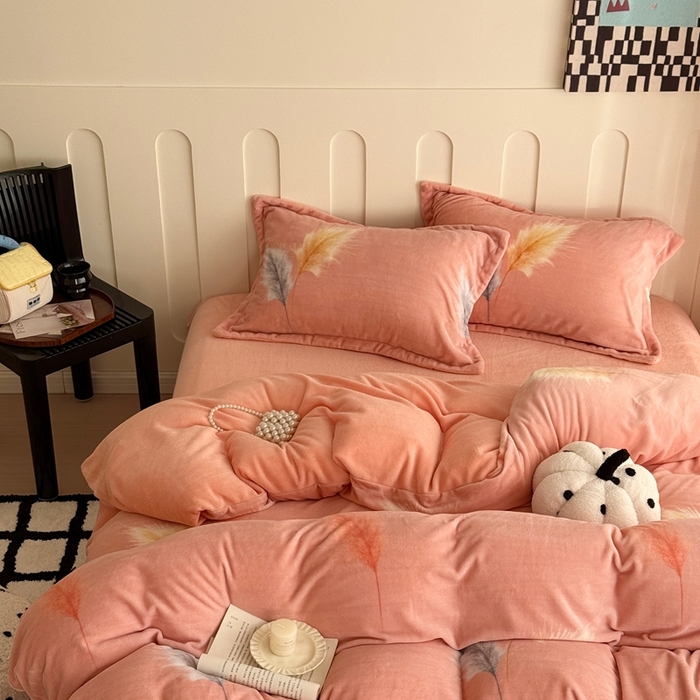 91家纺网 家纺一手货源 找家纺 于果 2025新款牛奶绒印花四件套 羽多吉