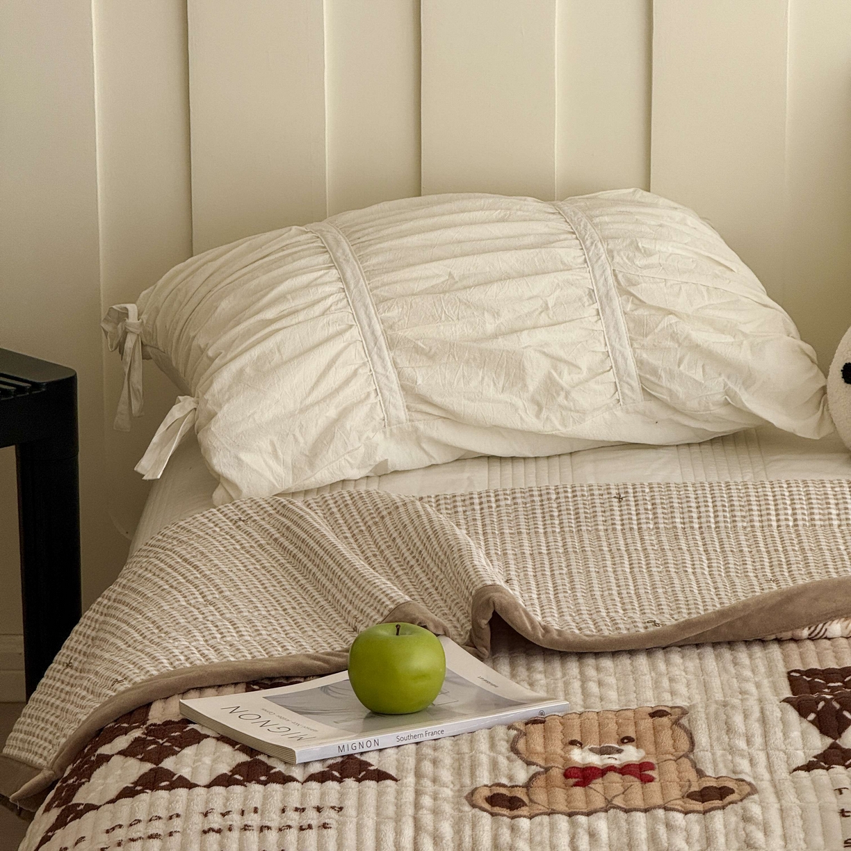 91家纺网 家纺一手货源 找家纺 于果 2025新款牛奶绒床盖单床盖床盖单件 布袋熊