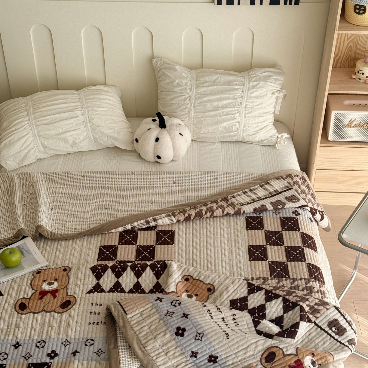 91家纺网 家纺一手货源 找家纺 于果 2025新款牛奶绒床盖单床盖床盖单件 布袋熊