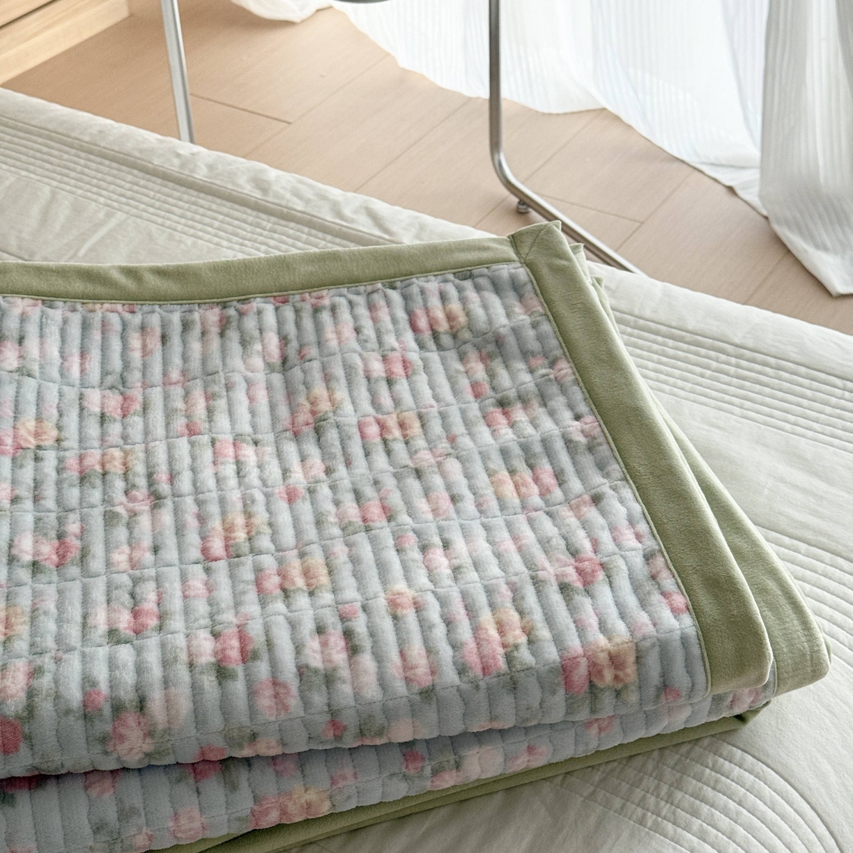 91家纺网 家纺一手货源 找家纺 于果 2025新款牛奶绒床盖单床盖床盖单件 温馨花语蓝